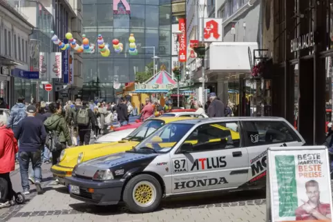 Oldtimer zum Anfassen und Staunen: Die Liebhaberstücke kommen bei Passanten gut an.