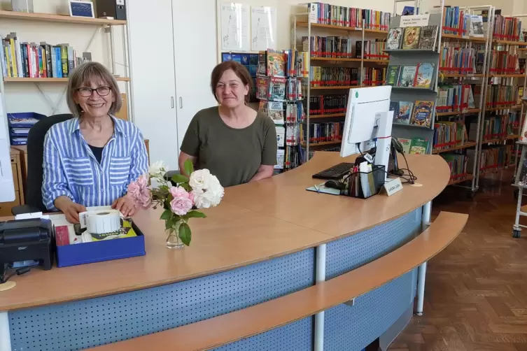 Freuen sich auf die Jubiläumsfeier mit den Lesern: Leiterin Magdalena Posmayer (links) und Sandra Jahn. Sie und das Team mit Ros