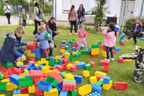 Wir bauen einen Turm: Die großen Legosteine kamen gut an.