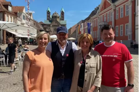 Mit SPD-Prominenz hat sich Stefanie Seiler (links) „eingeschränkt“ am Wahlkampf beteiligt: auf dem Foto mit von links Walter Fei