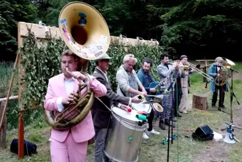 Die Wandermusikanten sorgten für eine packende Atmosphäre beim „Waldklassik“-Konzert. 