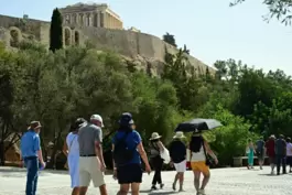 Urlauber auf dem Weg zur Akropolis in Athen.
