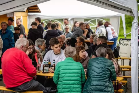 Im Hof von Kita, Feuerwehr und Dekan Schang Haus feierte Wiesbach am Samstag Dorffest. 