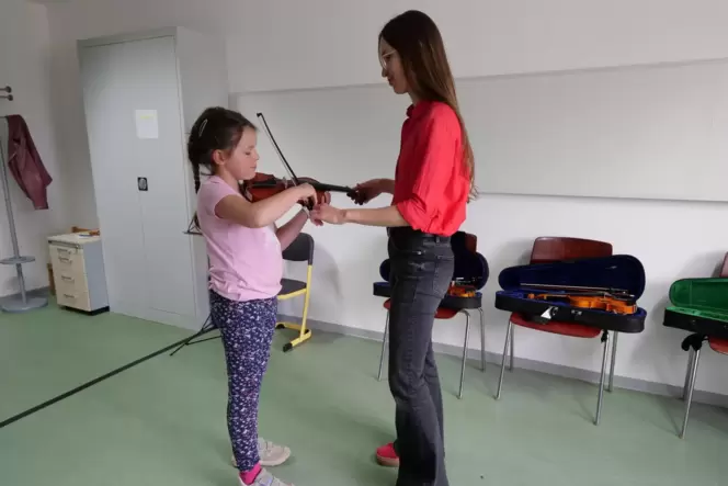 »Tag der offenen Tür« bei der Musikschule Speyer – hier spielt die achtjährige Sophie unter der Anleitung von Geigenlehrerin Lin