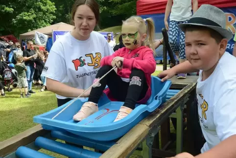 Mit Schwung: Die Rollenrutsche darf auf keinem Spielfest in Pirmasens fehlen. 