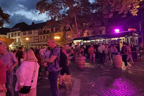 Beliebter Treffpunkt bei der Kunst- und Einkaufsnacht: der Wineliner auf dem Rathausplatz. Die Besucher sollen diesmal aber auch