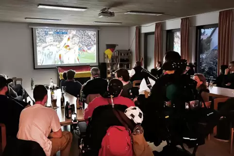 Unterstützung beim Public Viewing bekamen die Friedelsheimer von der Behindertensportgruppe „Hurricanes“ aus Bochum, die am Sams