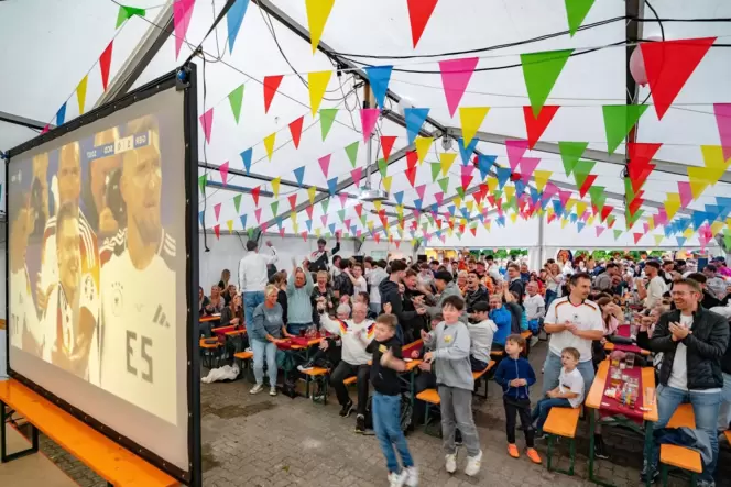 Feierlaune: In Schwegenheim passten Straßenfest und Fußball-Party unter ein Dach.