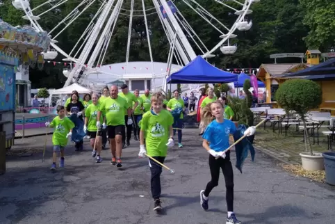 Im Schatten des Pfalzfest-Riesenrades waren die Plogger (eine Mischung aus Müllsammeln beim Jogging) des Marketing-Vereins unter