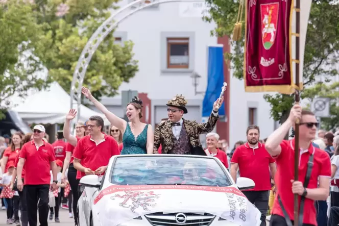Royaler Besuch beim Festumzug: Das Prinzenpaar der Karnevalsgesellschaft Rot Weiß »Die Stecher«.