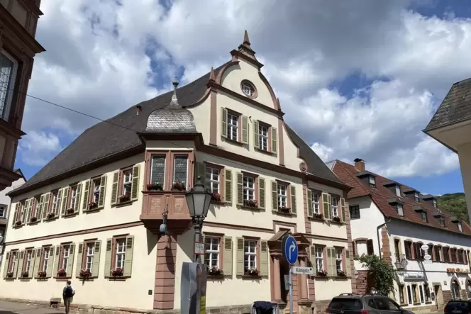 1705 wurde das Alte Rathaus in Bad Bergzabern erbaut, seit 1839 ist es in städtischem Besitz. Derzeit haben Volkshochschule und