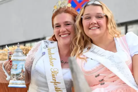 Die Bierfestprinzessin 2023, Emelie Franke, die in diesem Jahr Bierfestkönigin wird (rechts), mit der derzeitigen Amtsinhaberin 