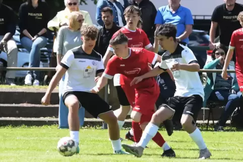 Die B-Jugend des TSC Zweibrücken (in Rot vorne Nico Kciuk, dahinter Yannis Kolbe) startete gegen die JSG Heltersberg/Geiselberg 