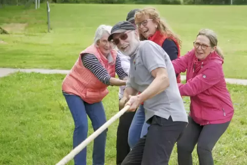 Tauziehen mit Günther Bergs (vorne), demBewegungsmanager des Landkreises Kusel. 