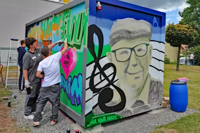 Zur Eröffnung des Kreativ-Pavillons durften Jugendliche aus Mackenbach den Container mit Unterstützung eines Graffiti-Künstlers