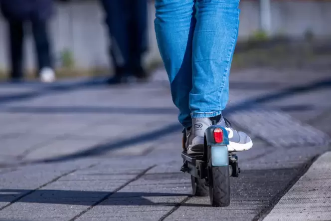Der E-Scooter, den der Mann stehlen wollte, hat laut Polizei einen Wert von 1000 Euro.