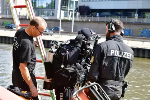 Polizeitaucher waren vor rund zwei Wochen im Einsatz, um die Leiche in der Saar zu bergen.