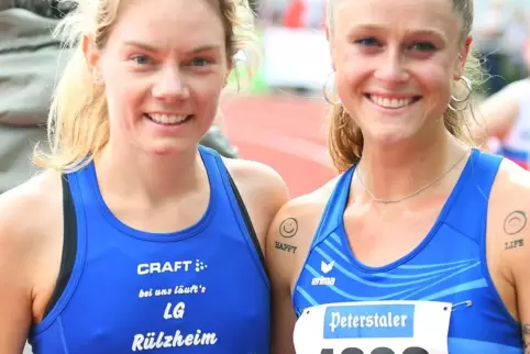 Tanja Hellmann (links) mit der Siegerin Leah Hanle.