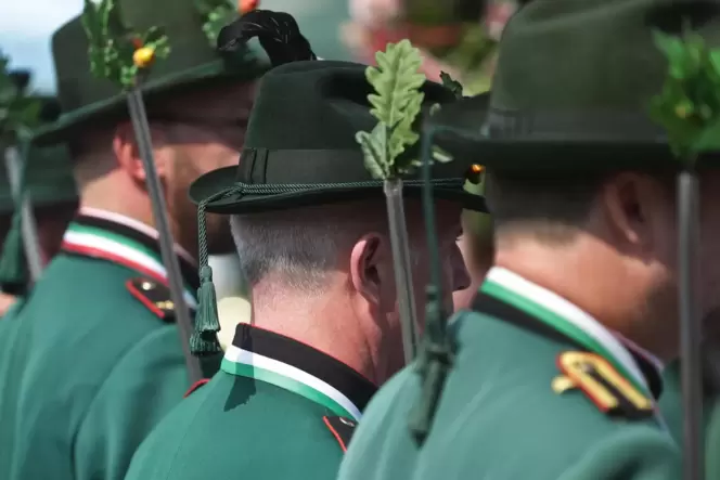 Schützen in Uniformen marschieren beim Neusser Bürger-Schützenfest.