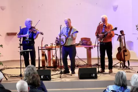 Nur echt mit passender Krawatte: Die Matching Ties spielten als Trio mit (von links) Sepp Zauner, Trevor Morriss und Paul Stowe.