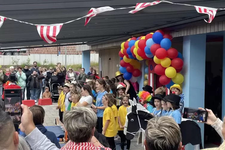 Mit einer Zirkusvorführung feierten die Kinder die Einweihung.