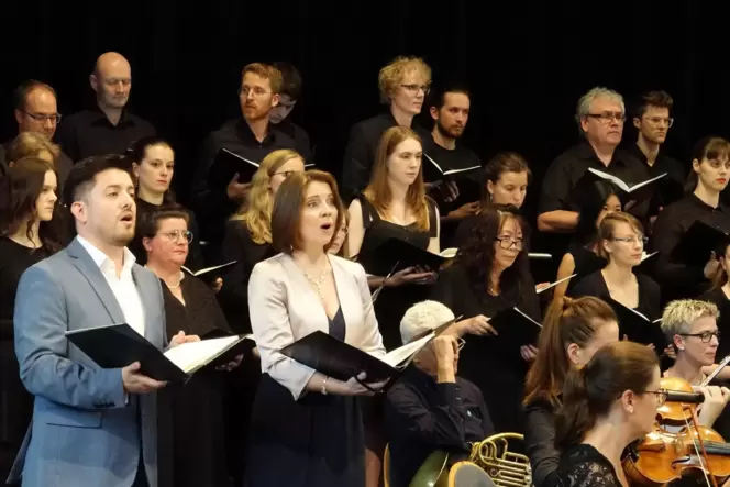 Sangen beim »Lobgesang« an der Seite des Klassischen Chors der Universität: José Carmona (Tenor) und Monika Hügel (Sopran).
