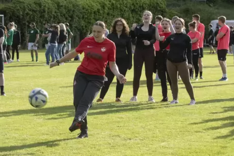 Eine Spielerin des Teams „Erotico Madrit“ schießt beim Turnier in Gerbach einen Elfmeter. 