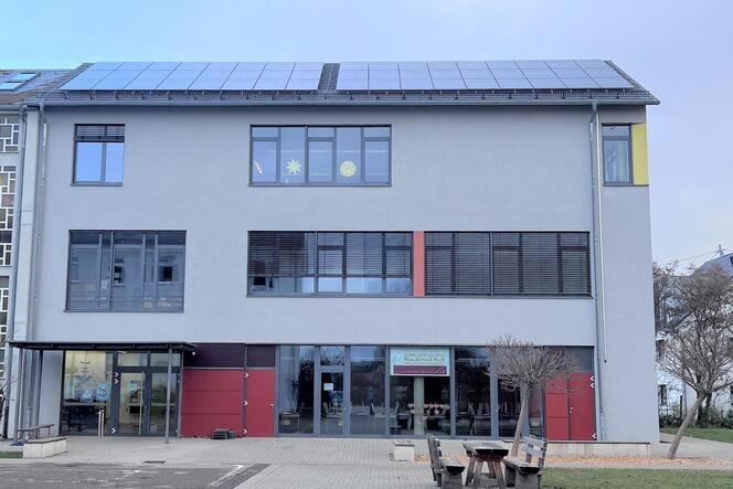 Der Anbau der Realschule Plus in Hambach hat eine PV-Anlage bekommen. Für mehr Module auf Schulgebäuden müssen der Stadt zufolge