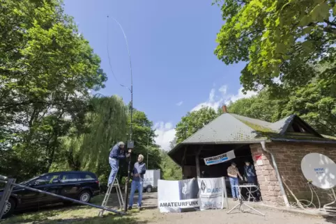 Beim sogenannten Field Day bauen Amateure verschiedene Funkstellen auf freiem Gelände auf.