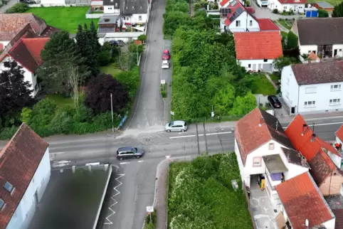 Blick über die Germersheimer Straße Richtung Westen: Auf der Straße waren bis vor Kurzem noch die alten Gleise zu erkennen. Die 