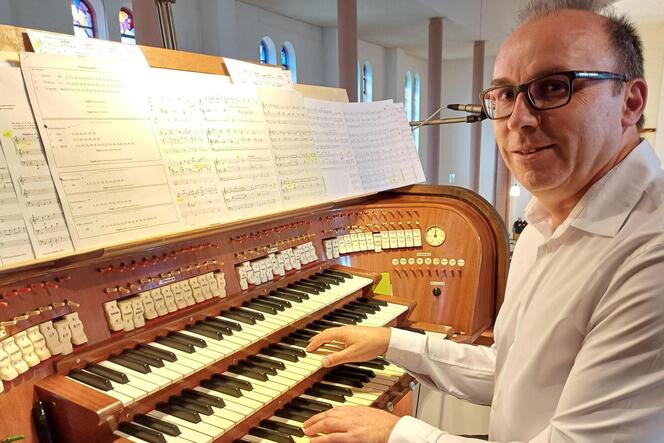 Matthias Leiner spielt an der Kirchenorgel in St. Pirmin Stücke des Kanadiers Denis Bédard.