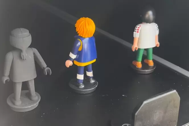 Unterschiedlich gekleidete Playmobil-Figuren machen im Lichttunnel die Bedeutung passender Kleidung deutlich.