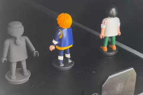 Unterschiedlich gekleidete Playmobil-Figuren machen im Lichttunnel die Bedeutung passender Kleidung deutlich. 