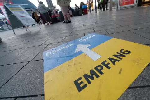 Wegweiser vor der Anlaufstelle für ukrainische Flüchtlinge am Kölner Hauptbahnhof. 