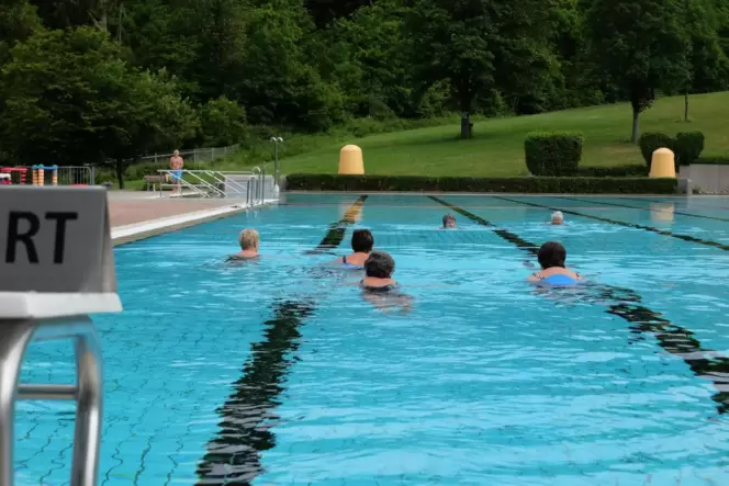 Im Schnitt sind es zehn Badegäste, die jeden Morgen pünktlich um 9 Uhr das Freibad in Altenglan betreten.
