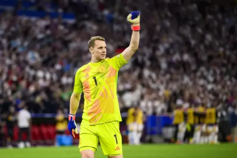 Lieblinspose: Manuel Neuer bejubelt beim 5:1 gegen Schottland einen Treffer der deutschen Mannschaft.