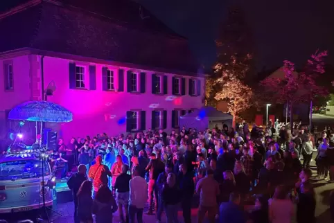 Am Donnerstagabend startete das Rebblütenfest Light mit Techno-Musik aus dem DJ-Bus.