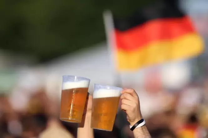 Hoch die Tassen, Becher, Gläser: Während eines großen Fußballturniers wird stets deutlich mehr Bier getrunken als sonst.