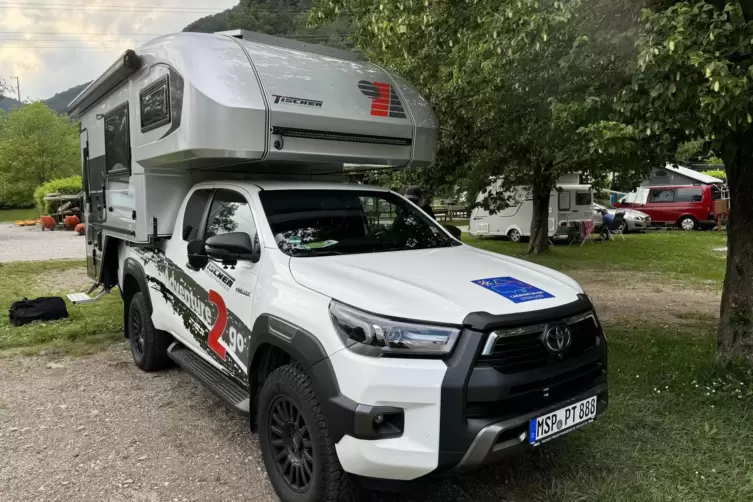 Im Abenteuer-Look: Pick-up von Toyota mit Absetz-Reisemobilkabine von Tischer. 