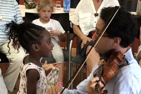 Auf Augenhöhe Musik entdecken: ein Mitglied des SWR Symphonieorchesters bei einem früheren Familienkonzert. 