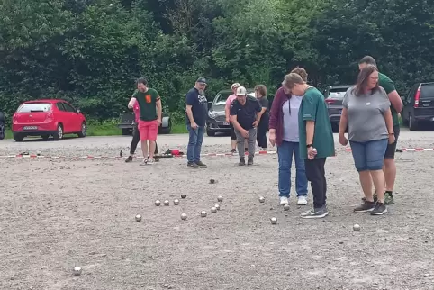 14 Zweierteams machten beim Bouleturnier auf dem Parkplatz im Prinzenpark mit. 