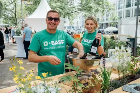 MIt oder ohne Alkohol: Für die Besucher hat der BASF Weinkeller einiges im Angebot auf dem Ludwigsplatz. 