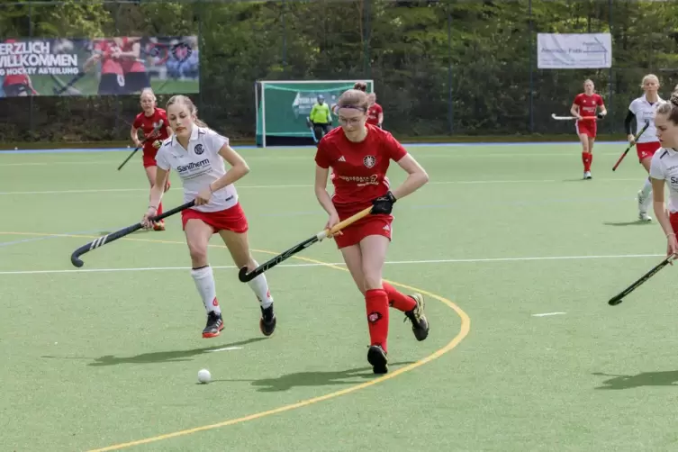 Im Spiel gegen den Kreuznacher HC feierte die TSG-Spielerin Hanna Noll (ganz in Rot) mit ihrem Team den ersten Saisonsieg. Beim 