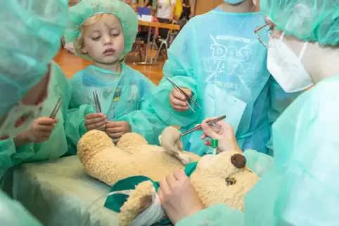Teddys verarzten, Gummibärchen retten und Bananen nähen: Auch für Kinder bietet die „Lange Nacht der Wissenschaften“ auf dem Hom