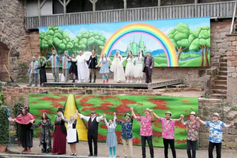 Bunte Truppe, buntes Bühnenbild: Schon bei der Probe zu „Irgendwo überm Regenbogen“ lässt sich erahnen, dass den Besuchern der B