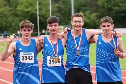 Süddeutsche Meister der männlichen Jugend U18 mit der 4x100-Meter-Staffel wurden (von links): Linus Valnion, Constantin Reiß, He