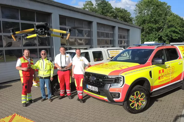 Der Arbeiter-Samariter-Bund kann bei künftigen Einsätzen auf eine Rettungsdrohne und einen neuen Pick-up zurückgreifen. Unser Bi