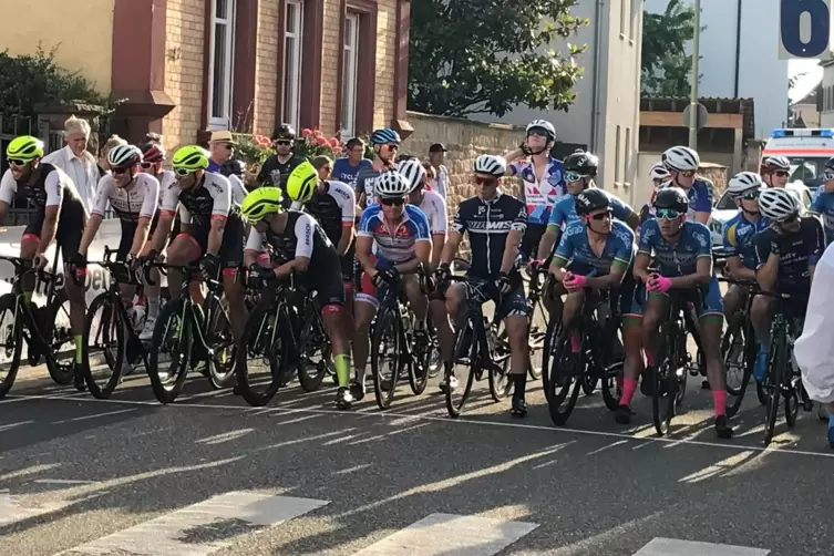 Sportlicher Kerwehöhepunkt am Montagabend: das traditionelle Radrennen.