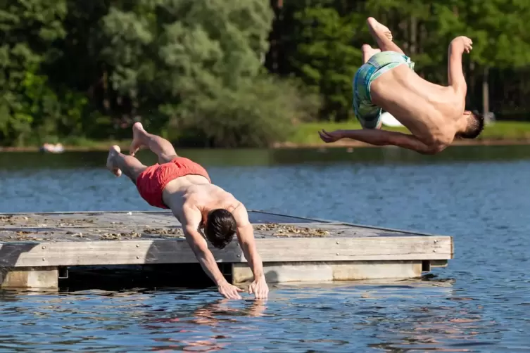 Ohne Abkühlung und bei unbekannten Gewässern gefährlich: der Sprung ins kalte Wasser.