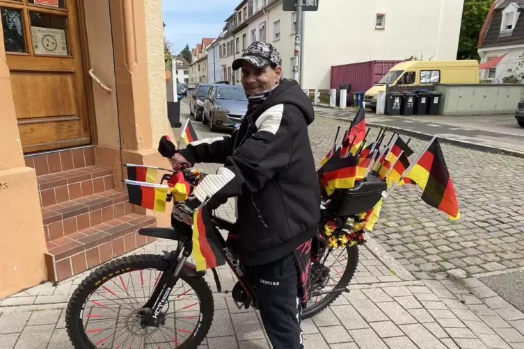 Sebastian Rothe vor der Kneipe s’Eck in der Cornichonstraße, einer Sportkneipe, in der viel Fußball geschaut wird. 